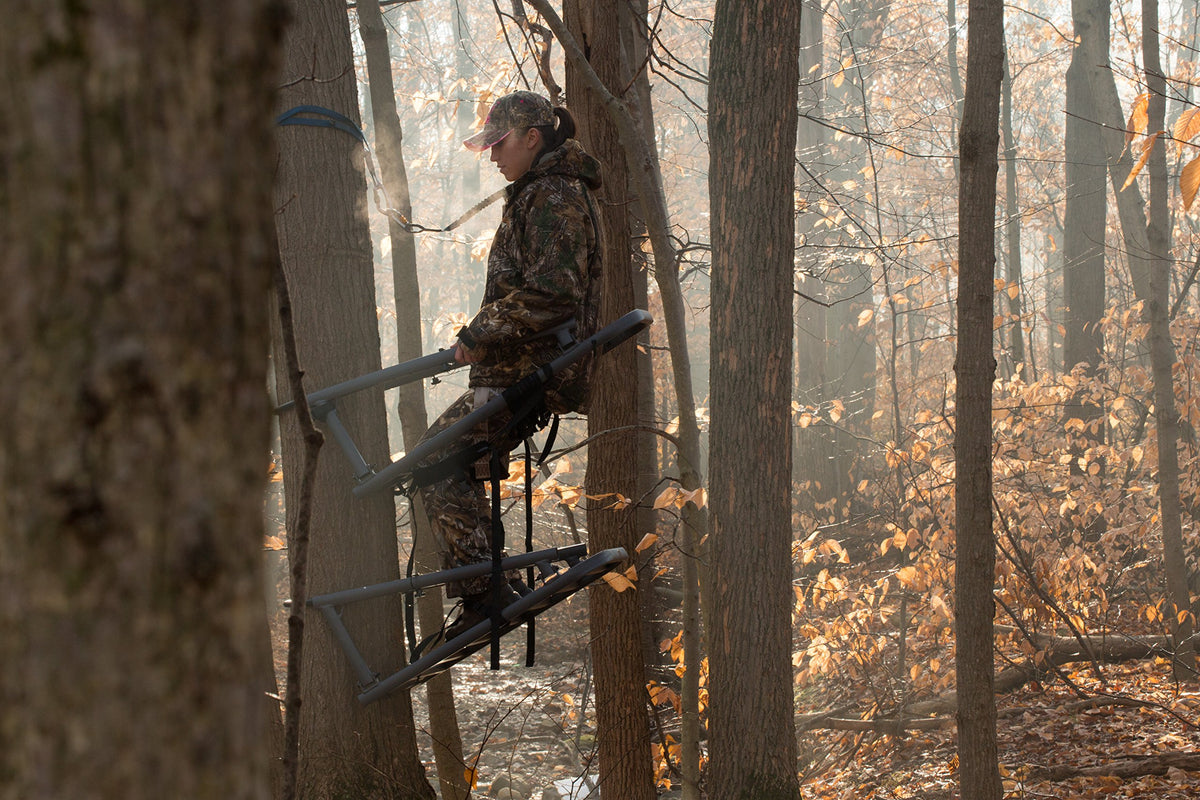 Steel Climbing Stand with 21" Wide Net Seat L388